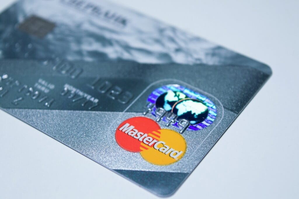 Knab en Mastercard Lanceren Revolutionaire Betaalpas: Klaar voor het Digitale Tijdperk
