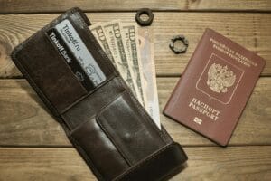 Creditcard gebruiken in het buitenland - paspoort en creditcard op tafel