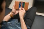 Creditcards en bankpassen in een portemonnee, illustratie bij verschillen creditcard en debitcard