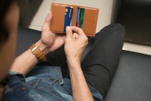Creditcards en bankpassen in een portemonnee, illustratie bij verschillen creditcard en debitcard