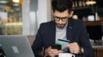 Ondernemer maakt online overschrijving om geld te storten op zijn ICS Visa creditcard