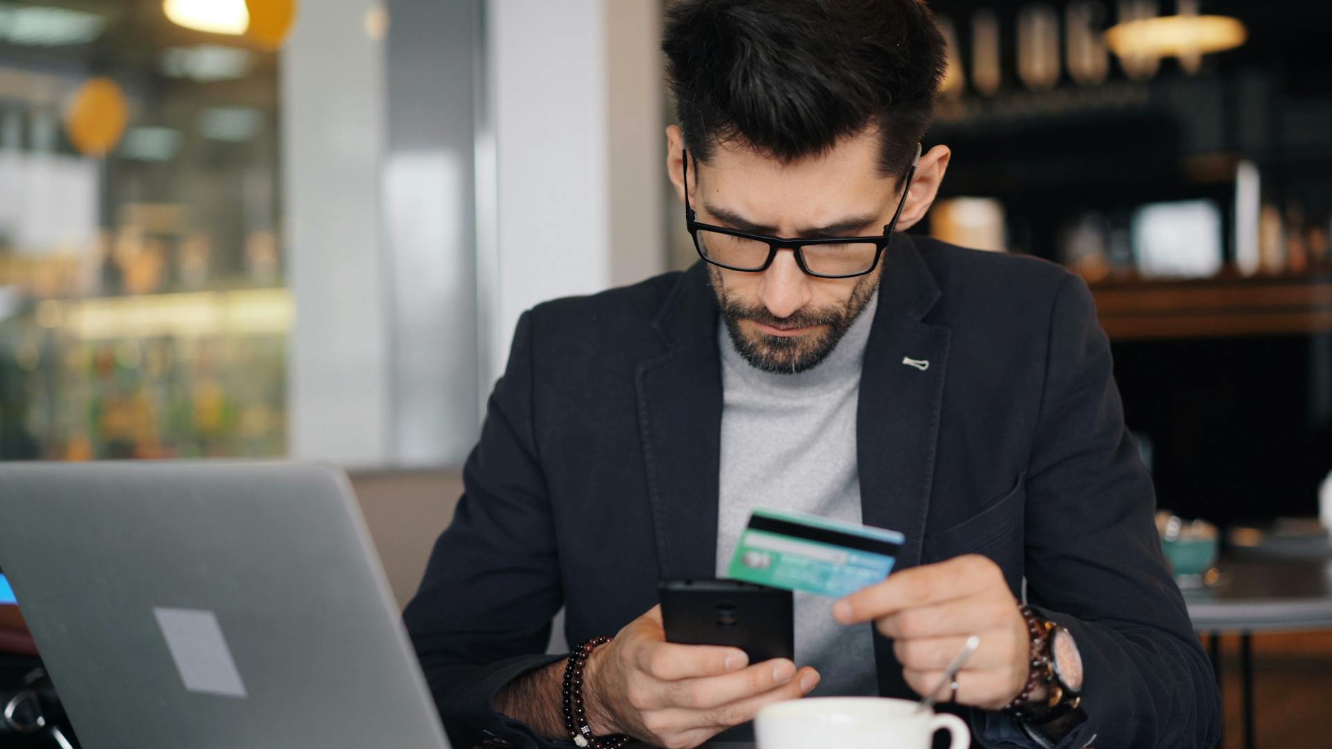 Ondernemer maakt online overschrijving om geld te storten op zijn ICS Visa creditcard